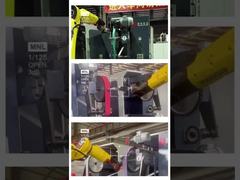 각종 금속 유물을 깎고 닦는 작업